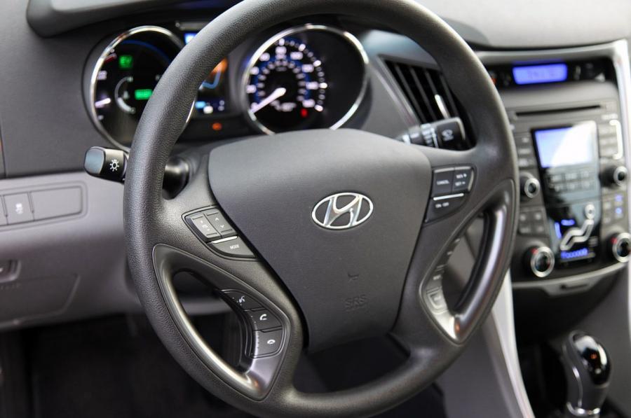  Hyundai Sonata Hybrid 2010 года  (фото 53 из 83)
